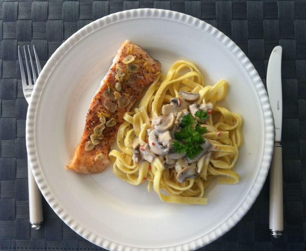 Ovnbagt laks med frisk pasta og svampe/flødesauce image